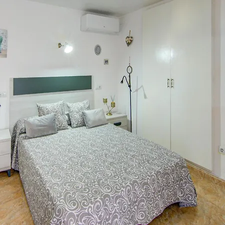 In For Six People, Cleaning Included Апартаменты *
